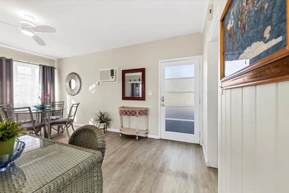 Comfy Coastal King Apt 🌟on the Hyde Park, Sarasota, Florida