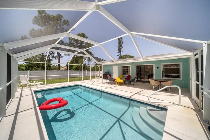 The Complete Guide to Staying in a Pool Home in Venice, Florida (2025)