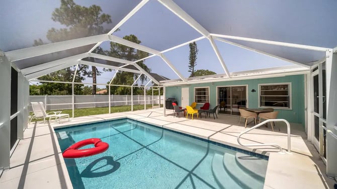 The Complete Guide to Staying in a Pool Home in Venice, Florida (2025)